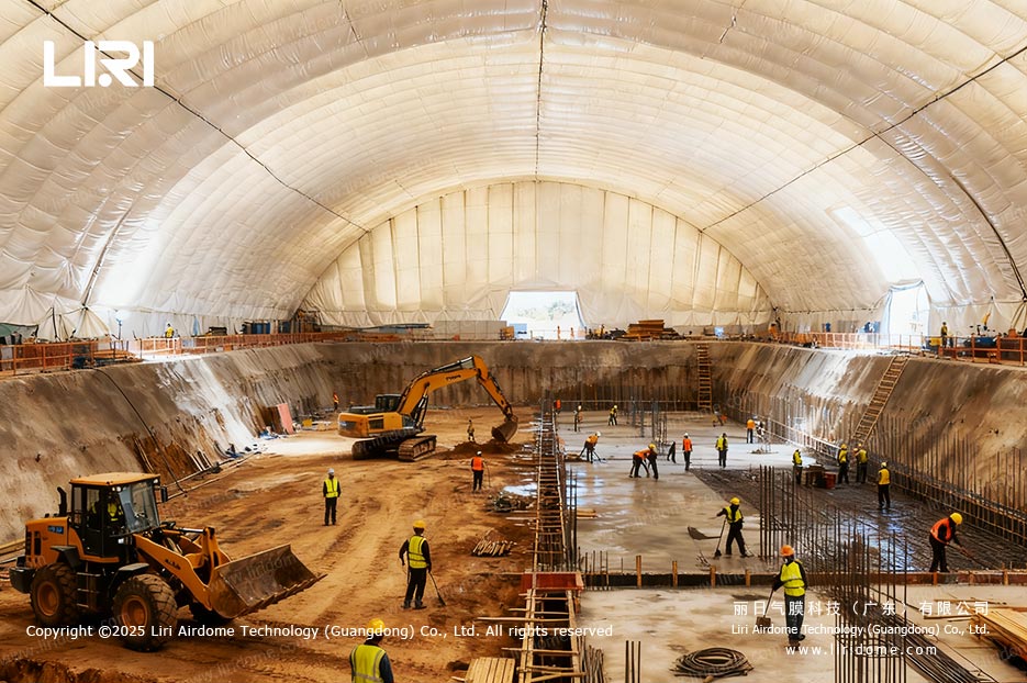 Air supported structure covering a foundation pit construction site Air supported structure covering a foundation pit construction site